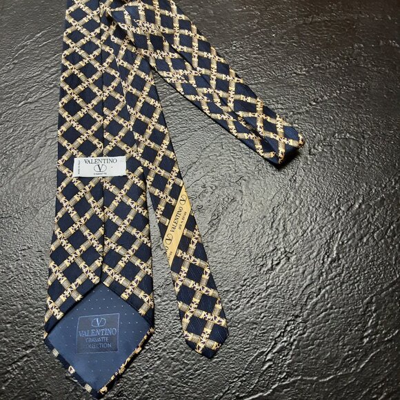 Vintage Valentino Cravatte 100% Silk Tie Geometric Pattern Handmade in Italy - Picture 3 of 3